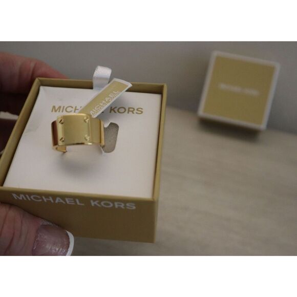 Michael Kors MKJX26577108 Women's Sz 8 Gold Tone Logo Plate Fashion Ring - Picture 3 of 7